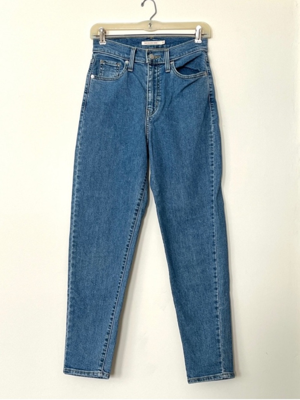 Levi’s | High Waisted Taper Jeans | Medium Wash Denim | Size 25